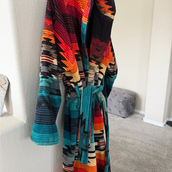Pendleton Black and Red Patterned Robe - Picture 4 of 4